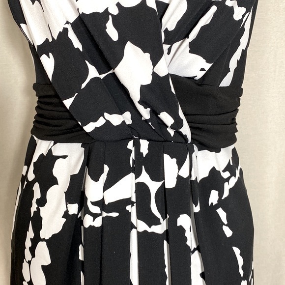 BCBMAXAZRIA Abstract Print Twist Front Sleeveless Dress - Picture 2 of 10